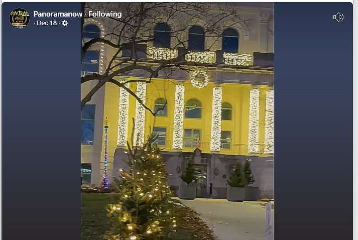 Where to Go For Christmas Lights 118 porter county courthouse lights holiday lights and nativity scene downtown Valparaiso Indiana