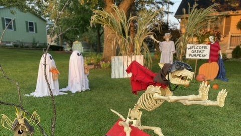 Decorated Halloween Homes 161 st john decorated home charlie brown e1791556981433